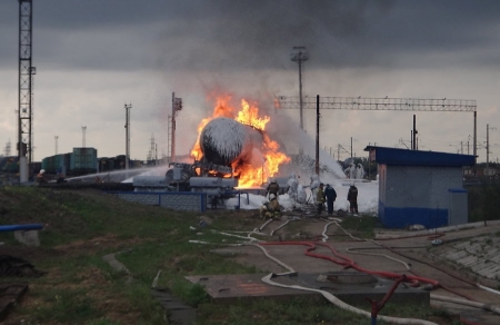 ВИДЕО: Пожар под Вологдой, который грозит взрывом десятков тонн бензина