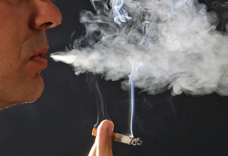 Житейская проблема: сигаретный дым поднимается через перекрытия и отравляет жизнь некурящим