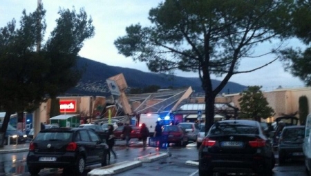 Часть крыши обрушилась в супермаркете в пригороде Ниццы