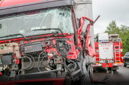 Фото и видео: в Кейла пожарный автомобиль столкнулся с грузовиком
