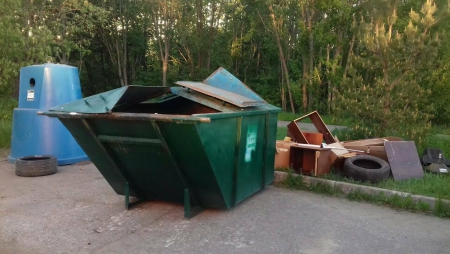 Жители возмущены - горы мусора рядом с их домом и тропой здоровья