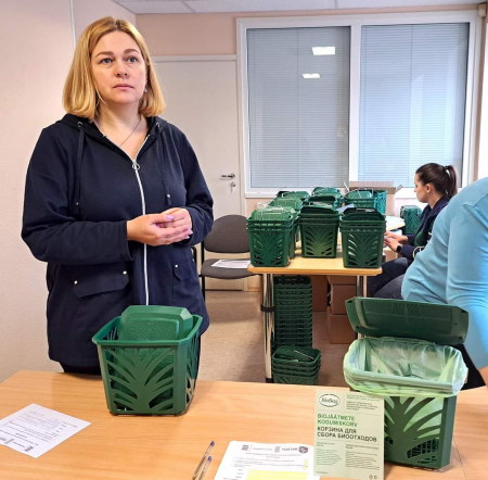 Горуправа Силламяэ раздаёт контейнеры для биомусора. Бесплатно.